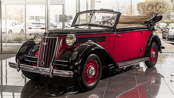 Последната от четирите саксонски марки, събрани през 1932 година в Auto Union. Wanderer е автомобилната марка, използвана от компанията Winklhofer и J&auml;nicke, създадена в Кемниц в края на 19 век за производство на велосипеди. По-късно се "издига" до автомобили и мотоциклети.

W23 е един от трите Wanderer, представени през 1937 година, чиито двигатели имат по-стари характери при клапаните. W24 има 1,8-литров четирицилиндров агрегат. W23 споделя своята 2,6-литрова &bdquo;шестица&ldquo; с W26 (с по-дълго междуосие).

Това са и последните модели, произвеждани от Wanderer, тъй като гражданските версии приключват със старта на войната.